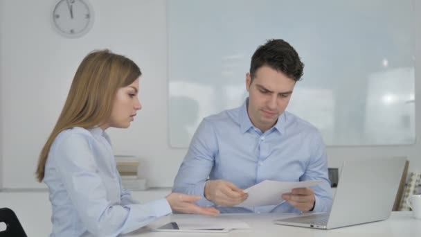 Empresario Enojado Teniendo Argumento Con Pareja Pérdida Negocio — Vídeos de Stock