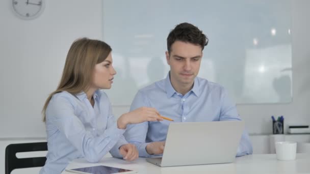 Jóvenes Colegas Trabajando Juntos Nuevo Proyecto Empresarial — Vídeo de stock