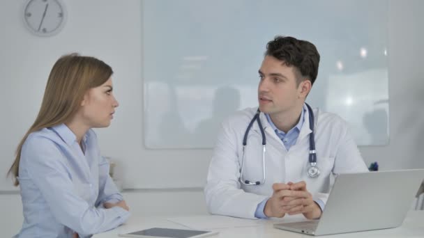 Läkare Pratar Med Patienten Diskutera Hälsa Behandlingsplan — Stockvideo