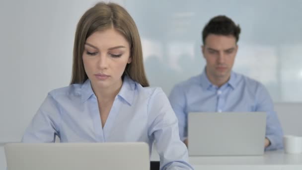 Ofisteki Dizüstü Bilgisayarda Çalışan Genç Kadını — Stok video