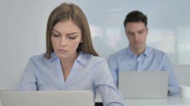 Baş ağrısı, işyerinde stres içinde genç iş kadını