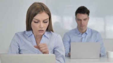 Öksürük, öksürük iş yerinde genç iş kadını