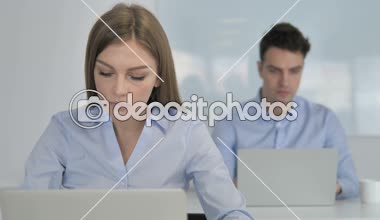 Genç İş Kadını İş yerinde Sonuçlar İçin Tezahürat Yapıyor