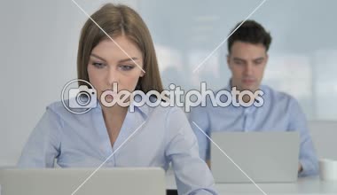 Dizüstü bilgisayarda çalışırken heyecanlı işkadını kutluyor başarı