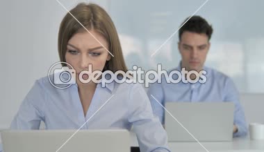 Genç İş Kadını İşyerinde Mali Kaybından Üzgündü