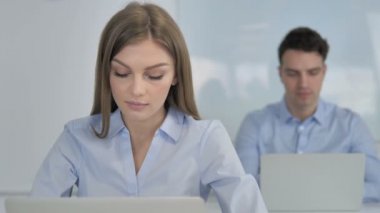 Başparmak yukarıya genç işkadını Office tarafından