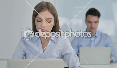 Başparmak aşağı genç işkadını Office tarafından