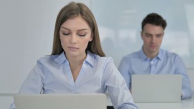 Evet, Genç işkadını kafa sallayarak teklifi kabul