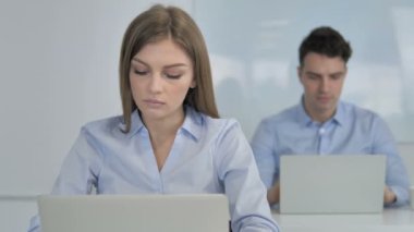 Hayır, Genç işkadını parmak sallayarak tarafından teklif reddetme