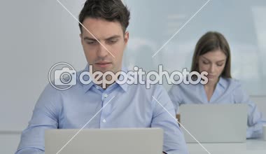 Öksürük, öksürük iş yerinde hasta genç işadamı