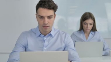 İşadamı şok huşu içinde merak işte sonuçlarına göre