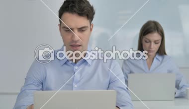 Genç işadamı üzgün hata iş başında