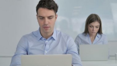 İş yerinde esneme yorgun iş adamı