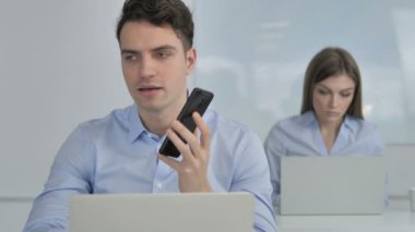 Evet, iş tartışırken genç işadamı