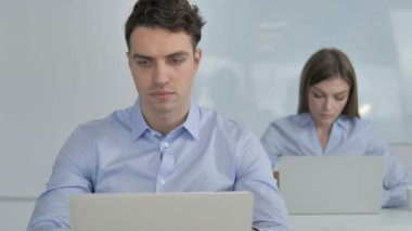 Genç işadamı kamera Office bakarak