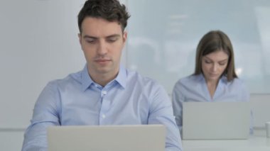 Hayır, genç işadamı parmak sallayarak tarafından Plan reddetme