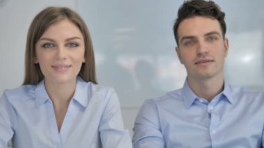 İş Başındaki Gençlerin Online Görüntülü Sohbeti, Konuşma