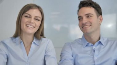 Genç İş Arkadaşları tarafından Online Görüntülü Sohbet