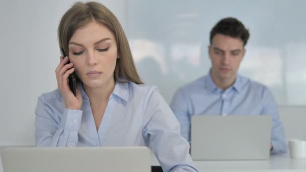 Ung Affärskvinna Pratar Telefon Diskutera Arbete — Stockvideo