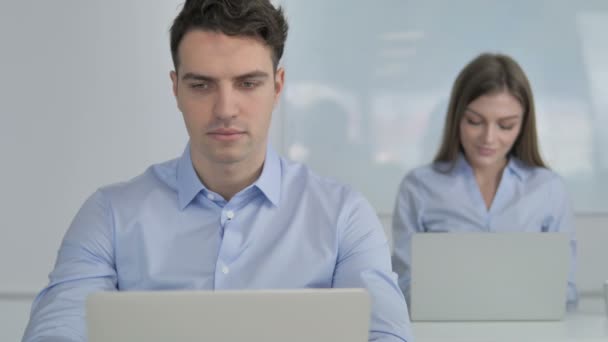 Ung Affärsman Arbetar Laptop Office — Stockvideo