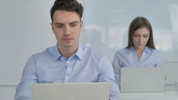 Pensive Jungunternehmer Denken Und Arbeiten Laptop — Stockvideo