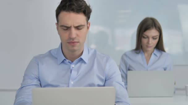 Cefaleias Empresário Perturbado Stress Trabalho — Vídeo de Stock