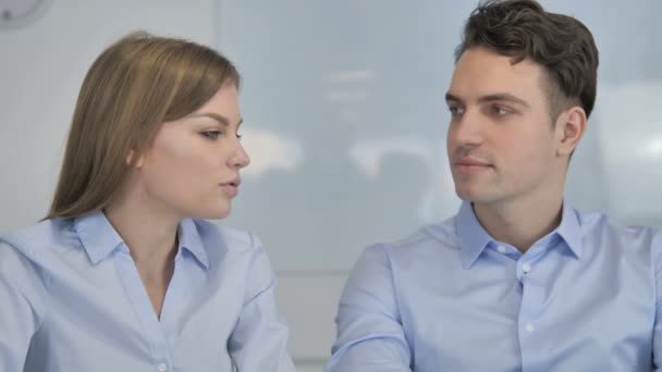 Close Colleagues Ter Conversa Negócios Reunião Negócios — Vídeo de Stock