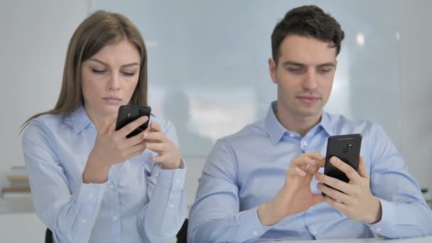 Jóvenes Empresarios Usando Smartphone Trabajo — Vídeo de stock