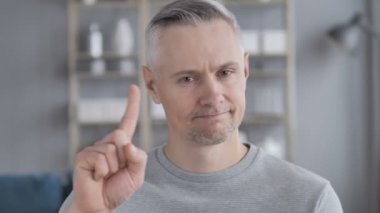 Hayır, gri saçlı adam parmak sallayarak tarafından teklif reddetme