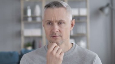 Dalgın orta yaşlı gri saçlı adam portresi yeni fikrim var.