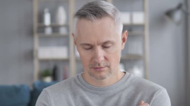 Uyuyan yorgun gri saçlı adam