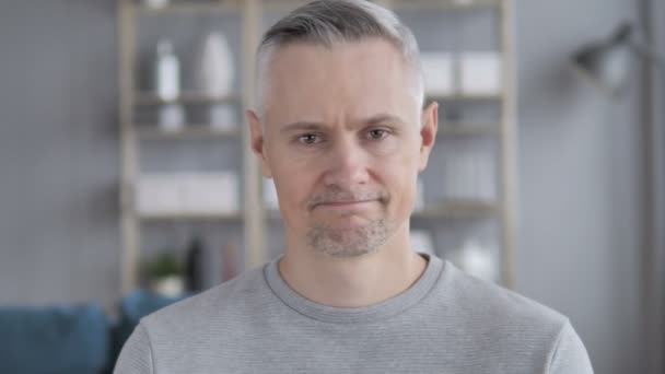 Hombre Cabello Gris Rechazando Oferta Por Shaking Head — Vídeo de stock