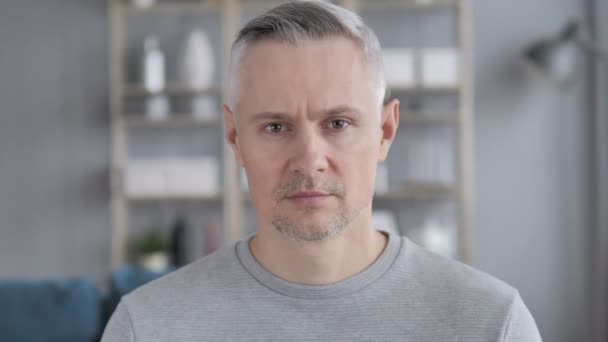 Šedivé Vlasy Muž Ukazovat Prostředníček Hněvu — Stock video
