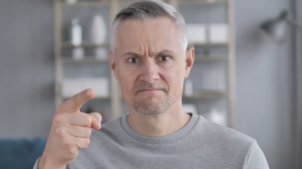 Enojado Gritando Gris Hombre Pelo Reaccionando Problema Trabajo — Vídeos de Stock