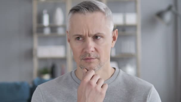 Porträt Eines Denkenden Mannes Mittleren Alters Mit Grauen Haaren — Stockvideo