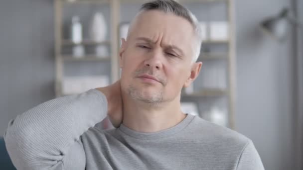 Cansado Hombre Pelo Gris Tratando Relajar Cuerpo Por Estiramiento — Vídeo de stock