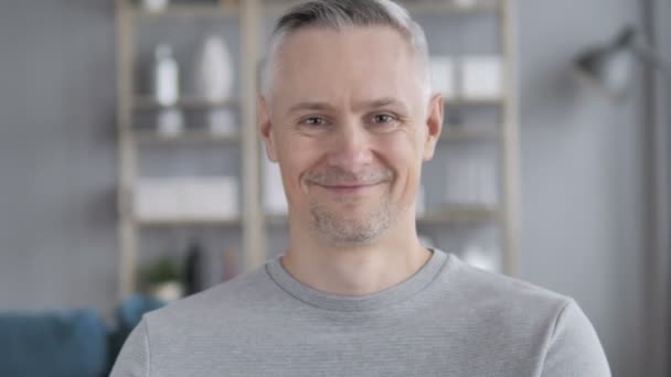 Hombre Pelo Gris Aplaudiendo Para Equipo — Vídeos de Stock