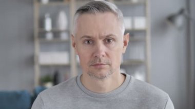 Sessiz, sessiz jest gri saçlı adam tarafından