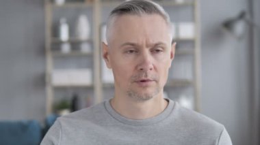 Gri saçlı adam dikkatle gizli dinleme