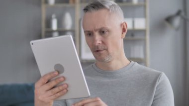 Üzgün gri saçlı adam Online tablete kaybetme için huşu içinde