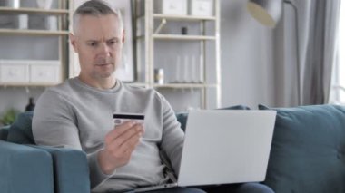 Laptop sıradan gri saçlı adam, Online bankacılık tarafından alışveriş online