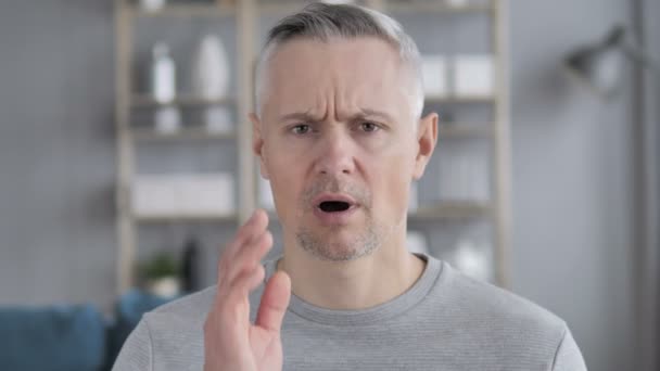 歯の感染を持つ灰色の髪男 — ストック動画