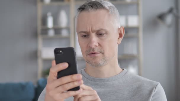 Retrato Homem Cabelo Cinza Ocupado Usando Smartphone — Vídeo de Stock