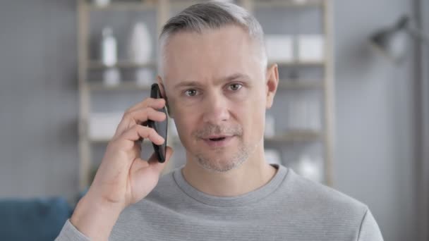 Podobizna Muže Šedé Vlasy Mluví Telefonu — Stock video