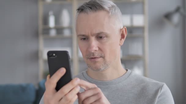 Gray Hair Man Entuziasmat Pentru Succes Câștigând Online Smartphone — Videoclip de stoc