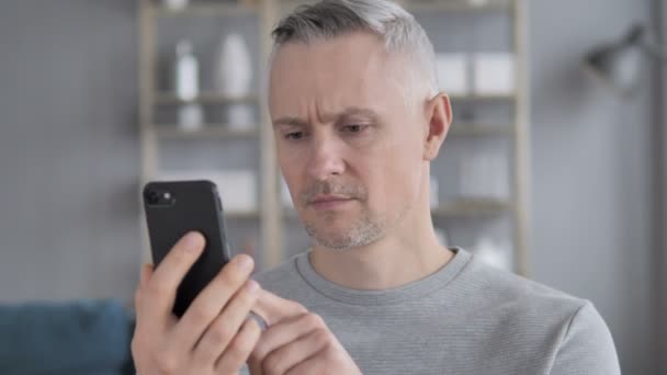 Tråkigt Grått Hårman Reagerar Att Förlora Online Smartphone — Stockvideo