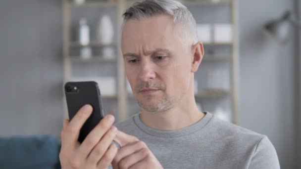 Mann Mit Grauen Haaren Reagiert Auf Online Verlust Smartphone — Stockvideo