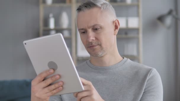 Hombre Pelo Gris Usando Tableta Lugar Trabajo — Vídeos de Stock