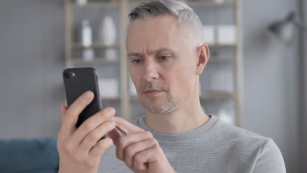 Hombre Pelo Gris Shock Durante Uso Smartphone Tragedia — Vídeo de stock