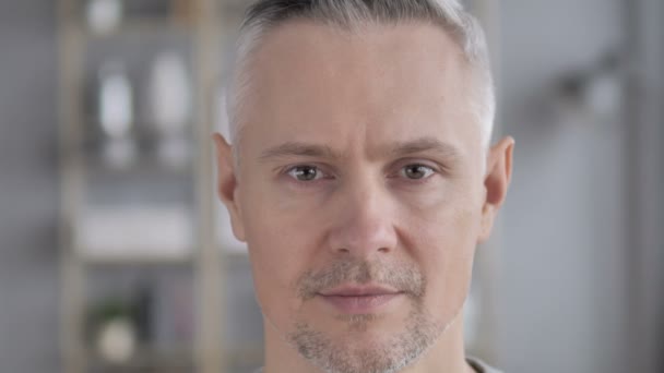 Yakın Gri Saçlı Adam Kameraya Bakan Yüzleri Yukarıya — Stok video